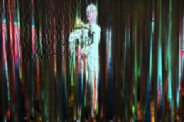 Projeção sem título na entrada da exposição do MAM-RJ, em que a própria artista interpreta Fitzcarraldo, personagem de Klaus Kinski, no filme homônimo de Werner Herzog. (Foto: Paula Alzugaray)
