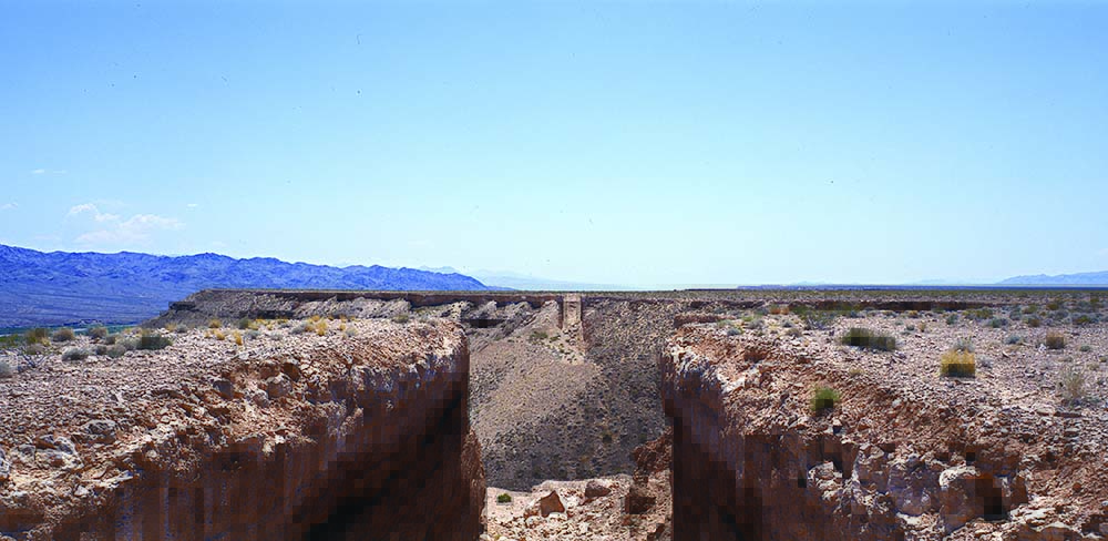 Double Negative (1970), de Michael Heizer, duas fendas de 9 metros de largura e 15 de profundidade no Deserto de Nevada (Foto: Tom Vinetz/Obra de Michael Heizer/Triple Aught Foudantion. Cortesia do artista e Gagosian Gallery)