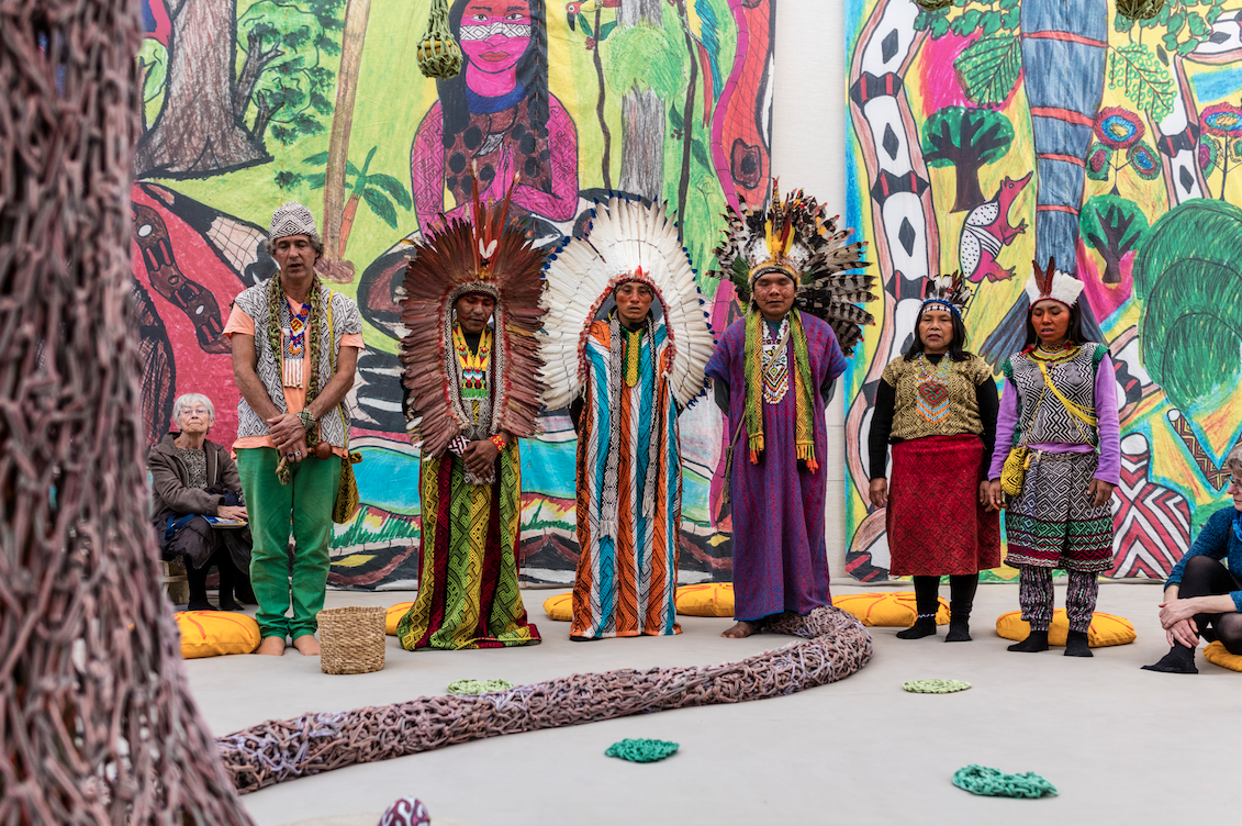 Ernesto Neto e colaboradores da tribo Huni Kuin, na instalação Vozes da Floresta (2016), no Kunsten Museum of Modern Art, na Dinamarca (Foto: Anders Sune Berg/ Cortesia Kunsten Museum of Modern Art/ Aalborg)