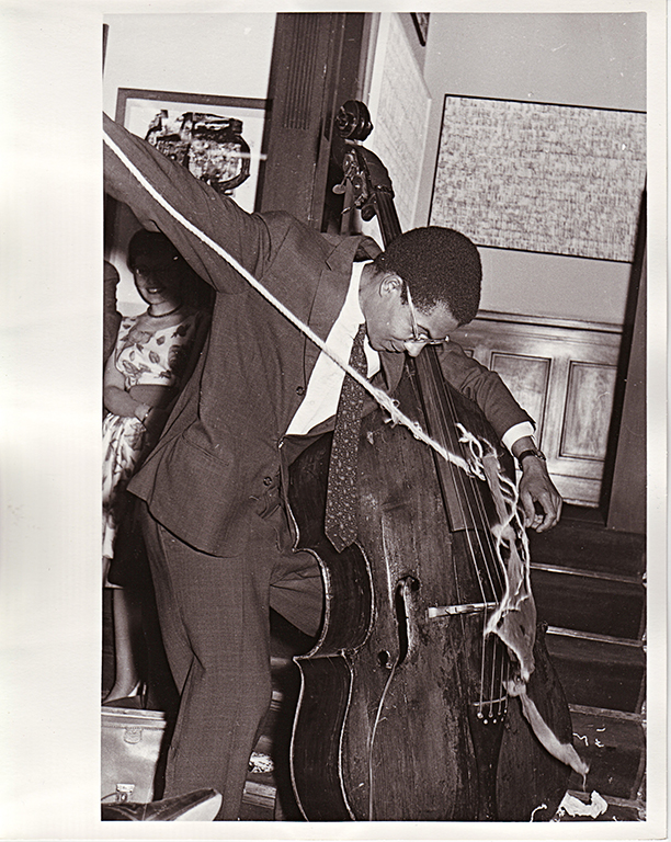 Duo for Voice and String Instrument and Variations for Double Bass (1962), performance de Benjamin Patterson na Galeria Parnass, Wuppertal (Foto: Zadik Zentralarchiv des Internationales Kunsthandels, Köln)