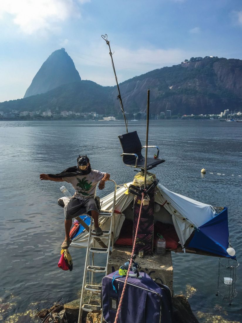 Foto da série Sugar Loafer destaca Hamilton, maranhemse de passagem pelo Rio, em uma de suas casas construídas na Baía de Guanabara