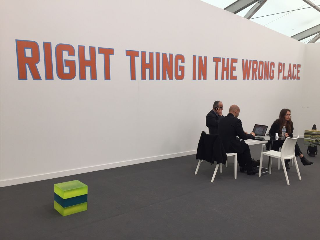 The Right Thing in the Wrong Place de Lawrence Weiner, 2016