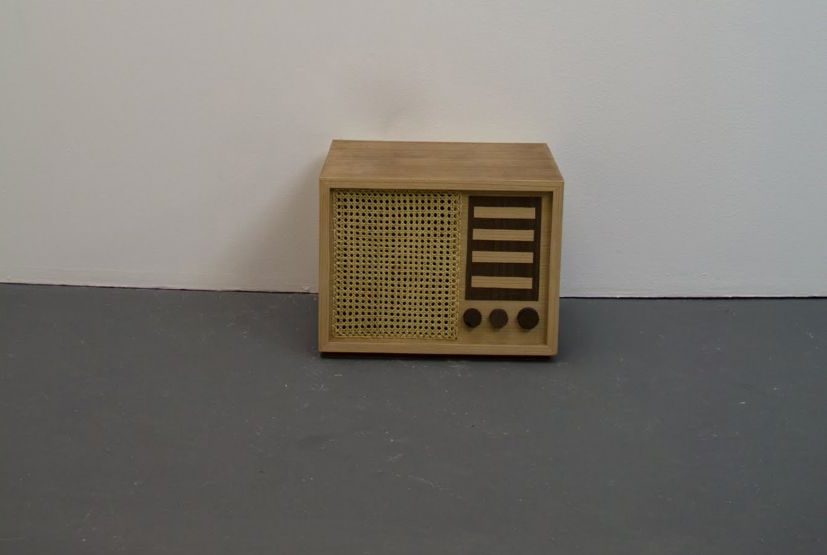 A instalação Paisagem 97,5 FM (2013) usa como suporte o rádio, ícone da comunicação de massa