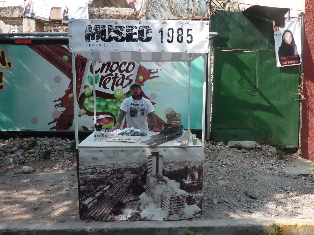 A espetacularização da tragédia é objeto da intervenção Museo 1985 (2013), realizada nos escombros de uma casa destruída por terremoto, na Cidade do México