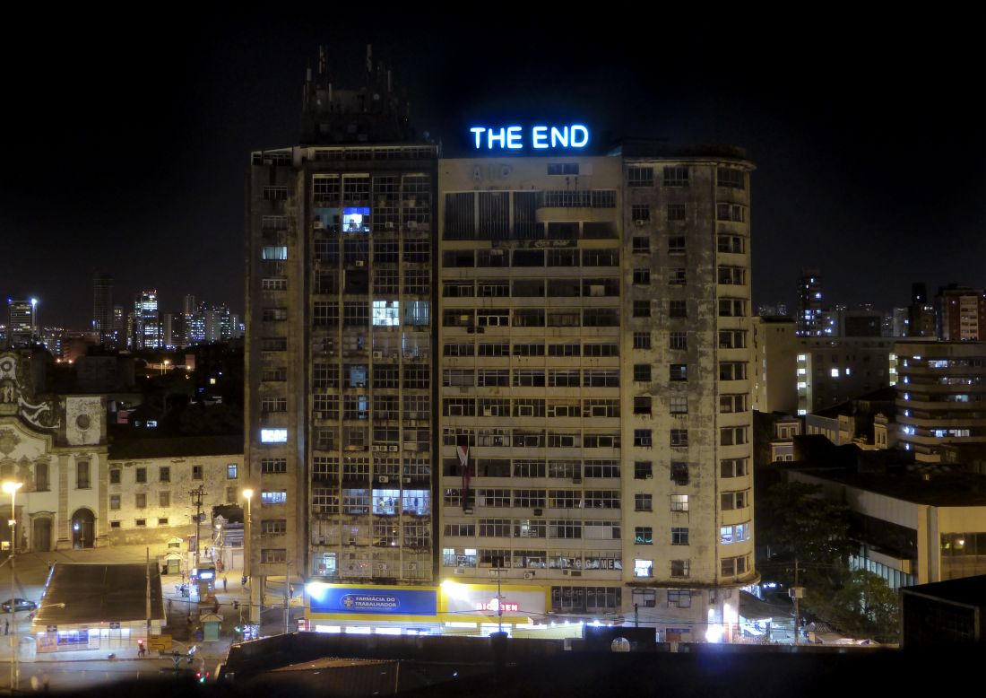 Letreiro Objetivo (2014), sobre o antigo edifício da Associação da Imprensa de Pernambuco, é um monumento do esquecimento e do abandono de projetos culturais 