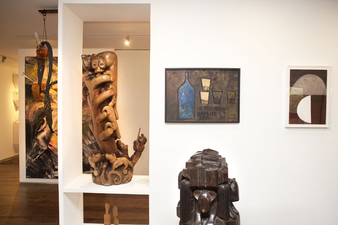 Detalhes da coleção. Da esquerda para a direita, esculturas de Tunga, Artur Pereira e Itamar Julião; pintura de Mira Schendel