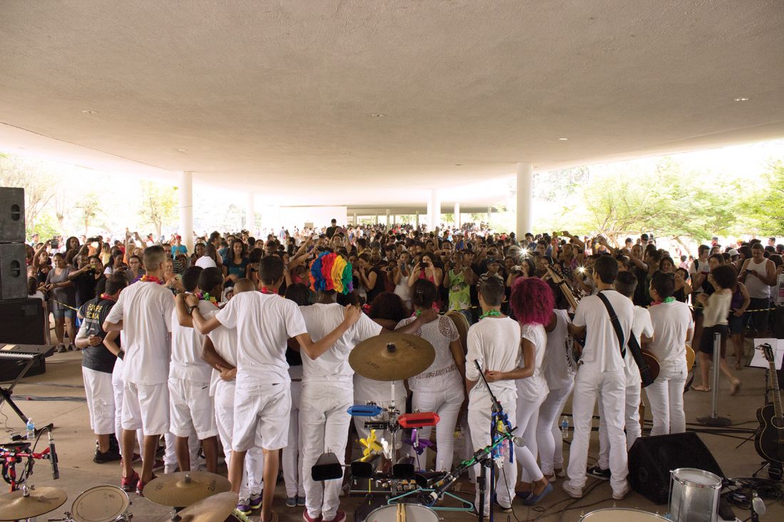 Banda Alana, formada por jovens, em show de março de 2014