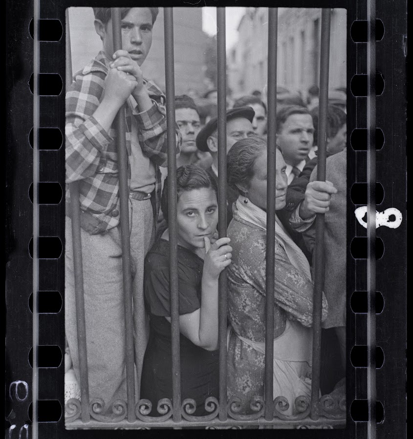 Multidão na porta do necrotério, Valencia, Espanha. Maio de 1937. Fotografia de Gerda Taro.