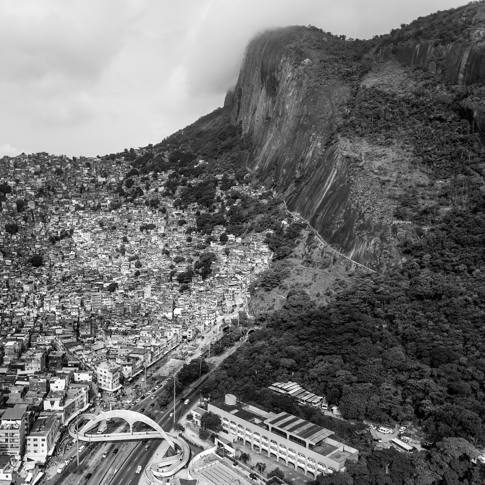 Passarela da Rocinha, da série Rio Enquadrado (Foto: Leonardo Finotti/Divulgação)