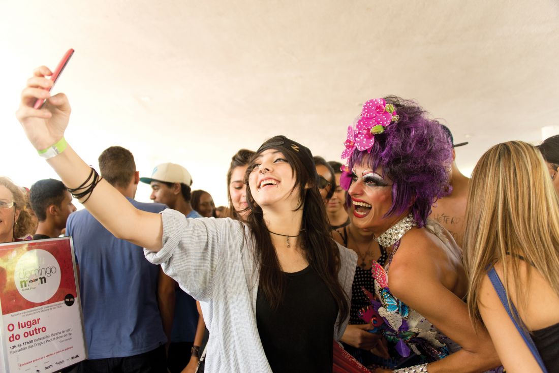 Queen do Esquadrão das Drags tira selfie com público em evento contra a homofobia em maio de 2015