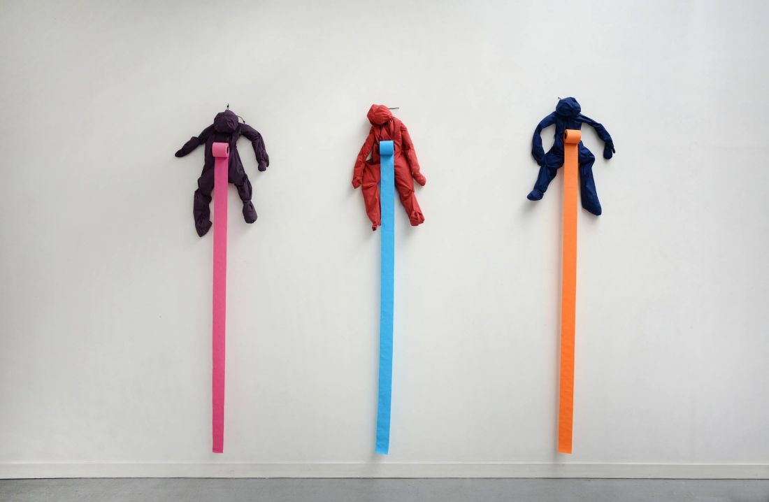 3 Pantins PQ (2015), instalação de Annette Messager para a exposição Dessus Dessous, no Musée des Beaux-Arts de Calais (Foto: Marc Domage/ADAGP, Paris, 2015) 