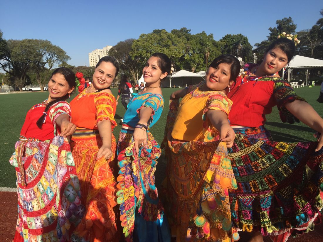 Parte do grupo Danzas Acuarela Paraguaya, composto, em sua maioria, de imigrantes paraguaios radicados em São Paulo 