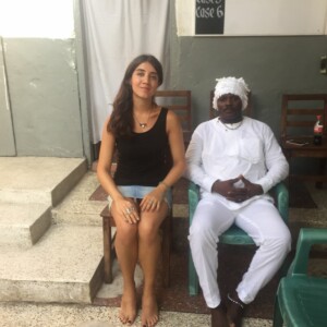Vivian Caccuri em encontro com Numo Akwaa Mensah III, líder religioso Ga, em Gana; os conhecimentos obtidos ajudaram a artista a conceber um altar de subwoofers para a Bienal (Foto: Divulgação/ 32ª Bienal de São Paulo) 