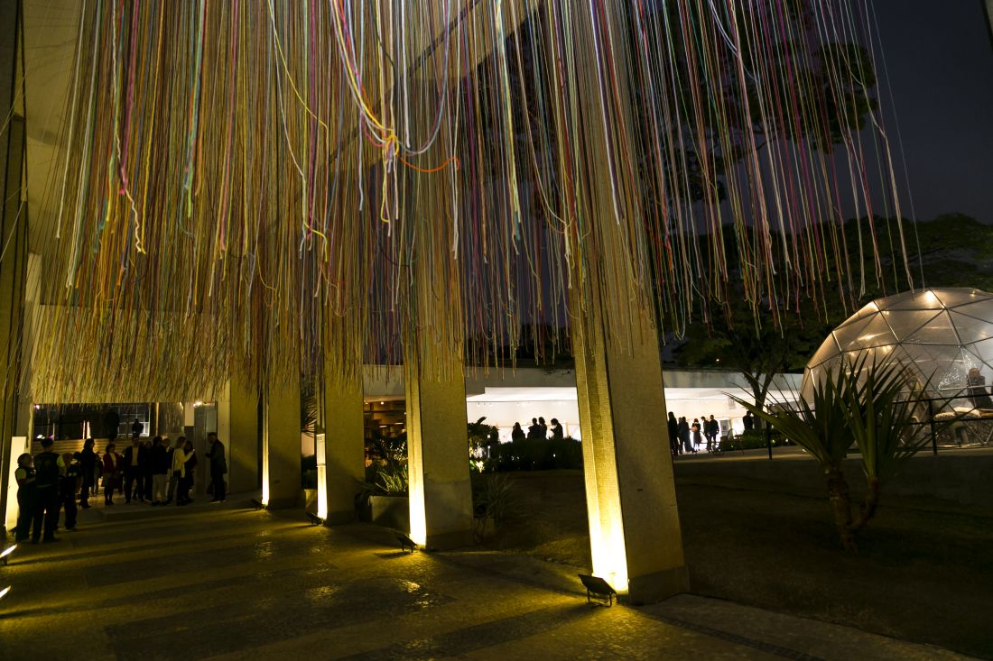 Vista do evento com destaque para a instalação produzida por Eric Rieger (Foto: Massimo Failutti)