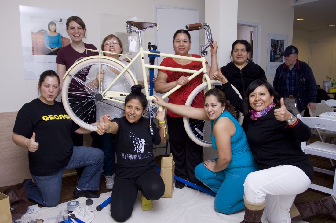 Residentes de Queens participam do workshop We Bike NYC Mujeres en Movimiento (Foto: Cortesia Queens Museum)