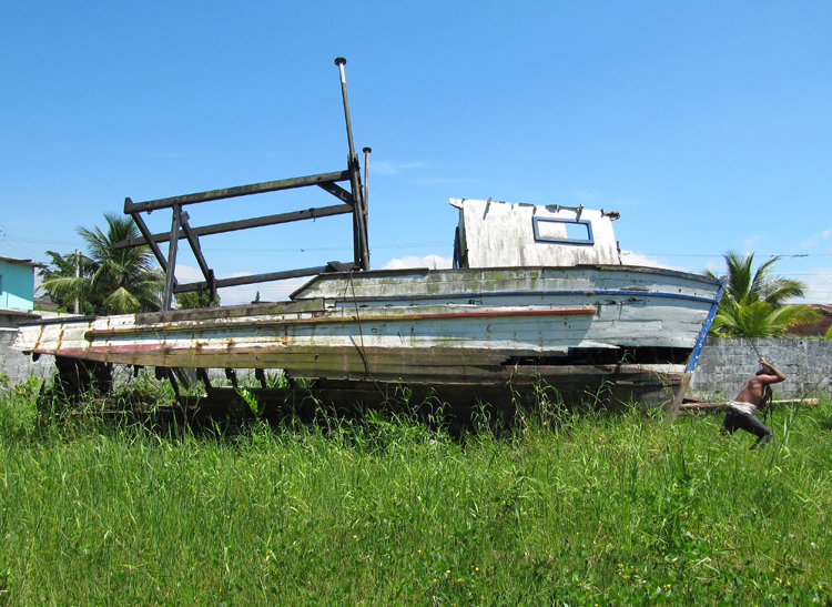 Barco de pescadores que será usado na instalação na Ponta da Praia