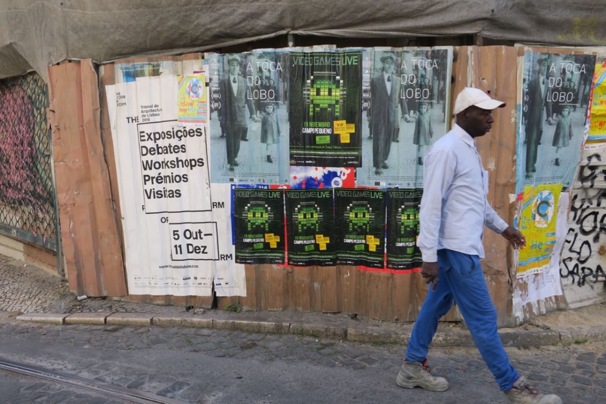 Cartazes da Trienal de Arquitectura nas ruas do centro de Lisboa