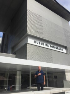 Silvio Frota em frente ao Museu de Fotografia Fortaleza (MFF) (Foto: Paula Alzugaray) 