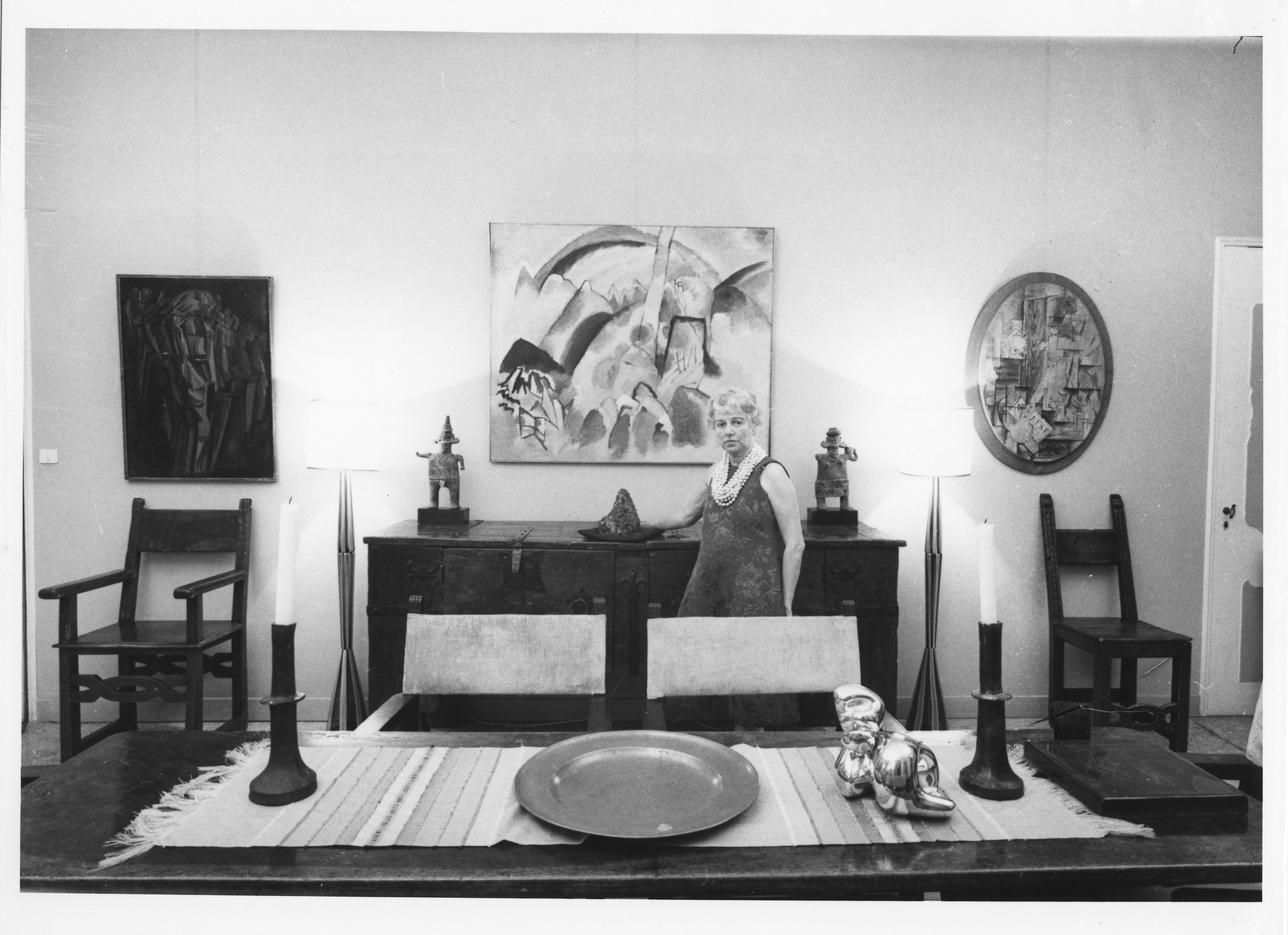 Peggy Guggenheim na sala de jantar do Palazzo Venier dei Leoni, sua residência veneziana, que hoje abriga a fundação com seu nome (Foto: Archivio Cameraphoto Epoche, Cortesia Peggy Guggenheim)