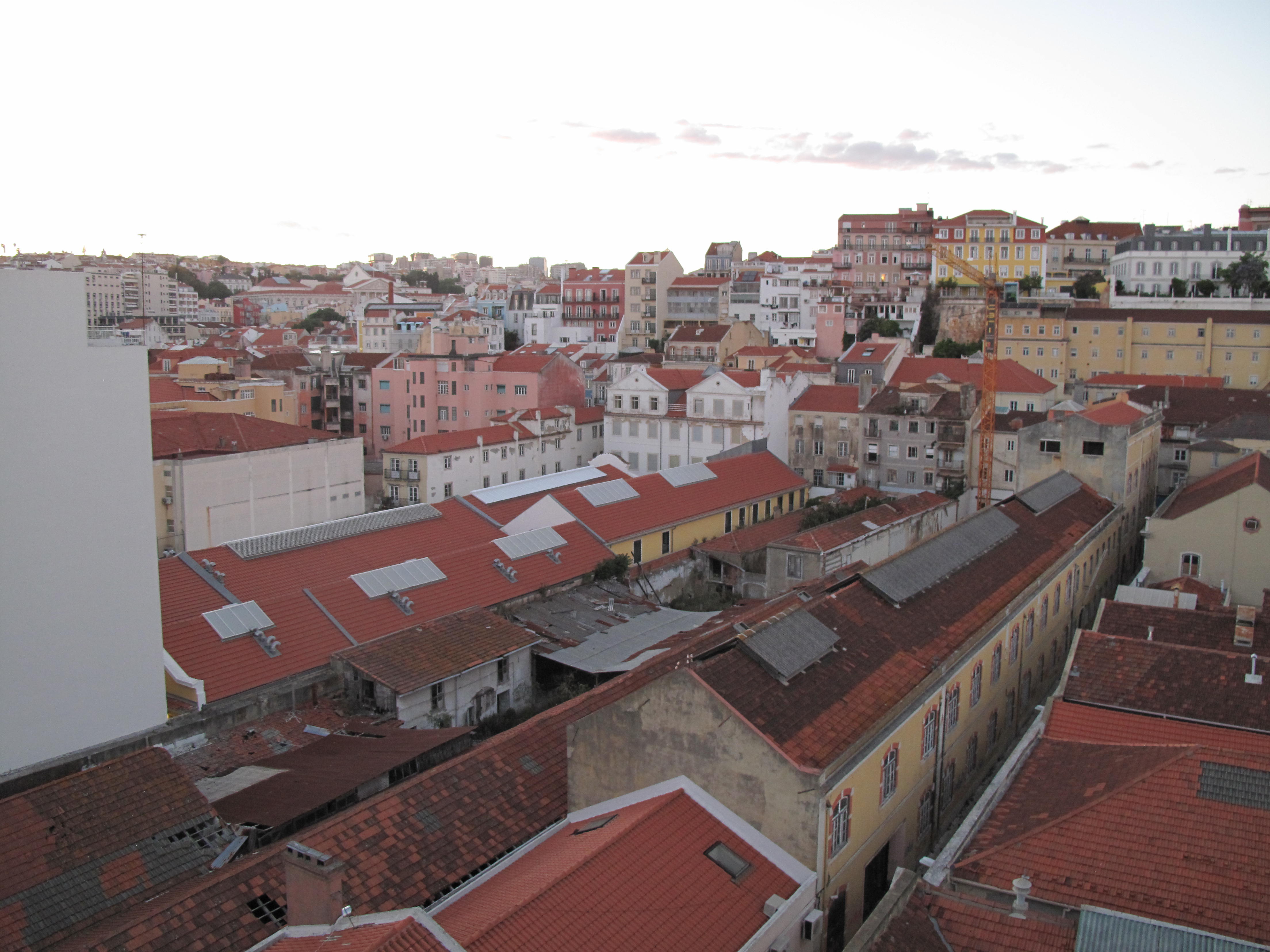 Casario de cores claras contribui para a qualidade da luz natural de Lisboa