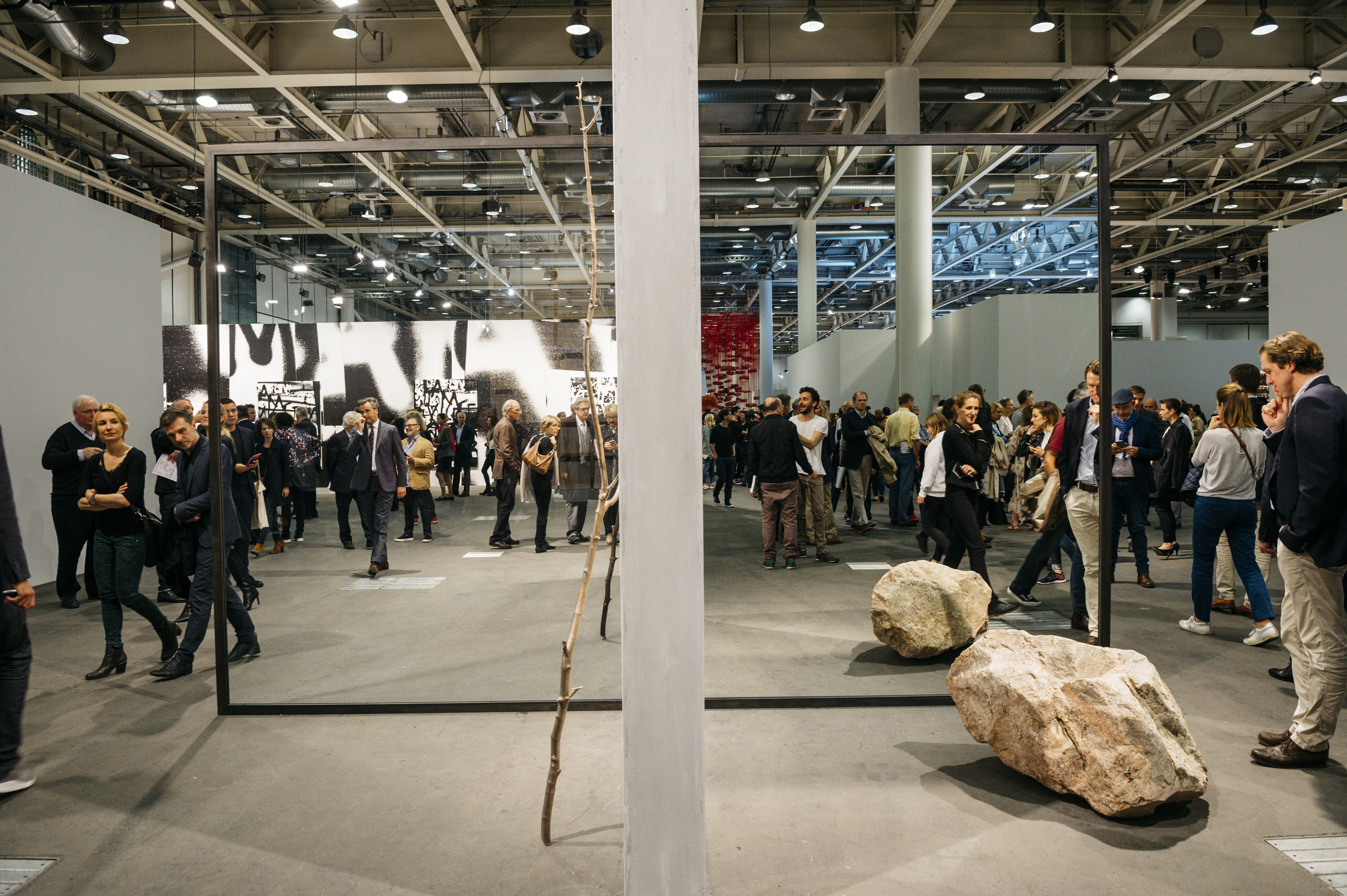 Obras de Alicja Kwade e Pedro Cabrita Reis na concorrida abertura da seção Unlimited da Art Basel 2016 (Foto: Cortesia Art Basel)