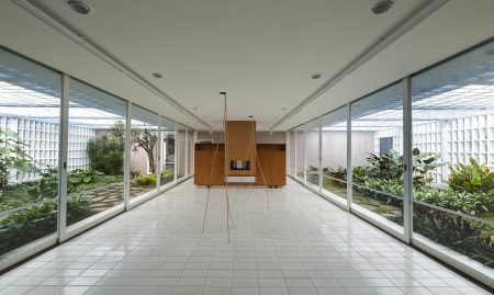 A galeria Luciana Brito ocupa hoje uma casa projetada pelo arquiteto Rino Levi, com paisagismo de Roberto Burle Marx, restaurada nos Jardins, em São Paulo (Foto: Romulo Fialdini/ Galeria Luciana Brito)