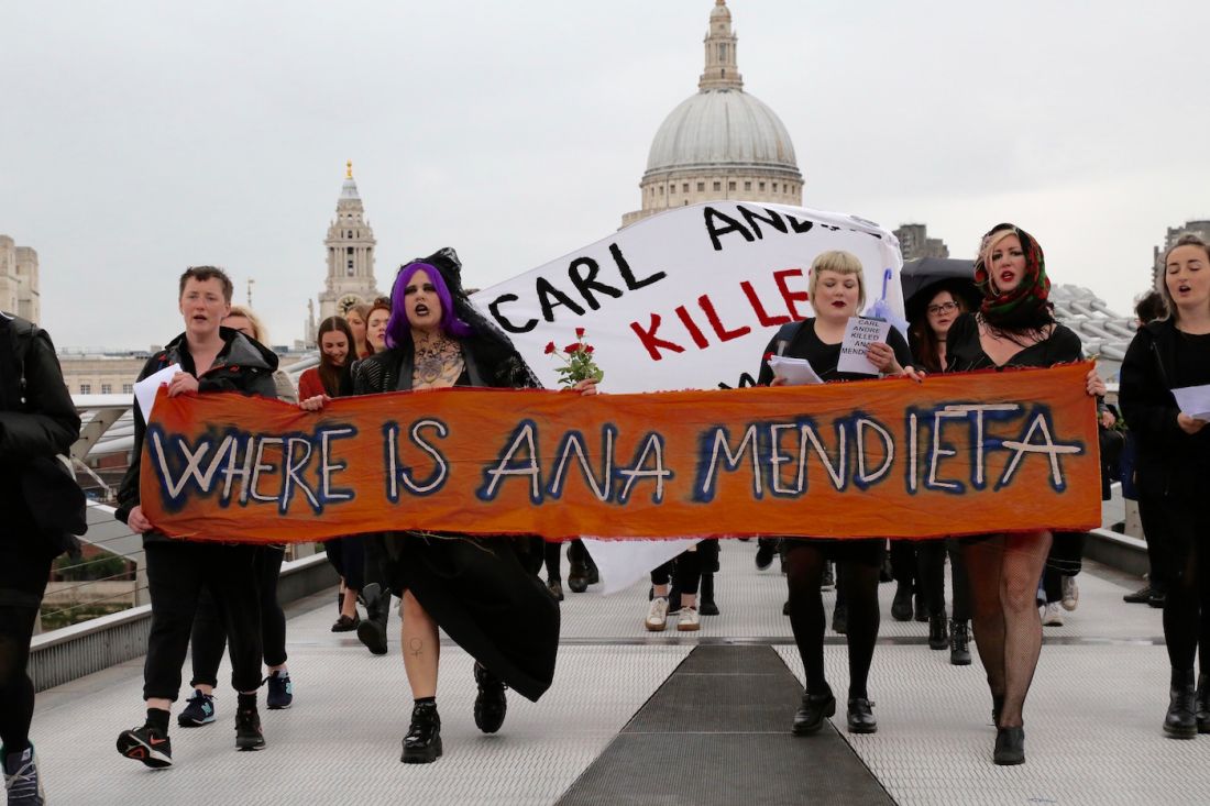 Manifestantes se dirigem à Tate Modern (Foto: Charlotte Bell)