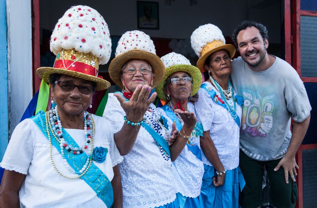 O produtor musical Betão Aguiar e as Marujas na sede da Marujada de S. Benedito, Bragança, Pará (Foto: Samuel Macedo/Divulgação)